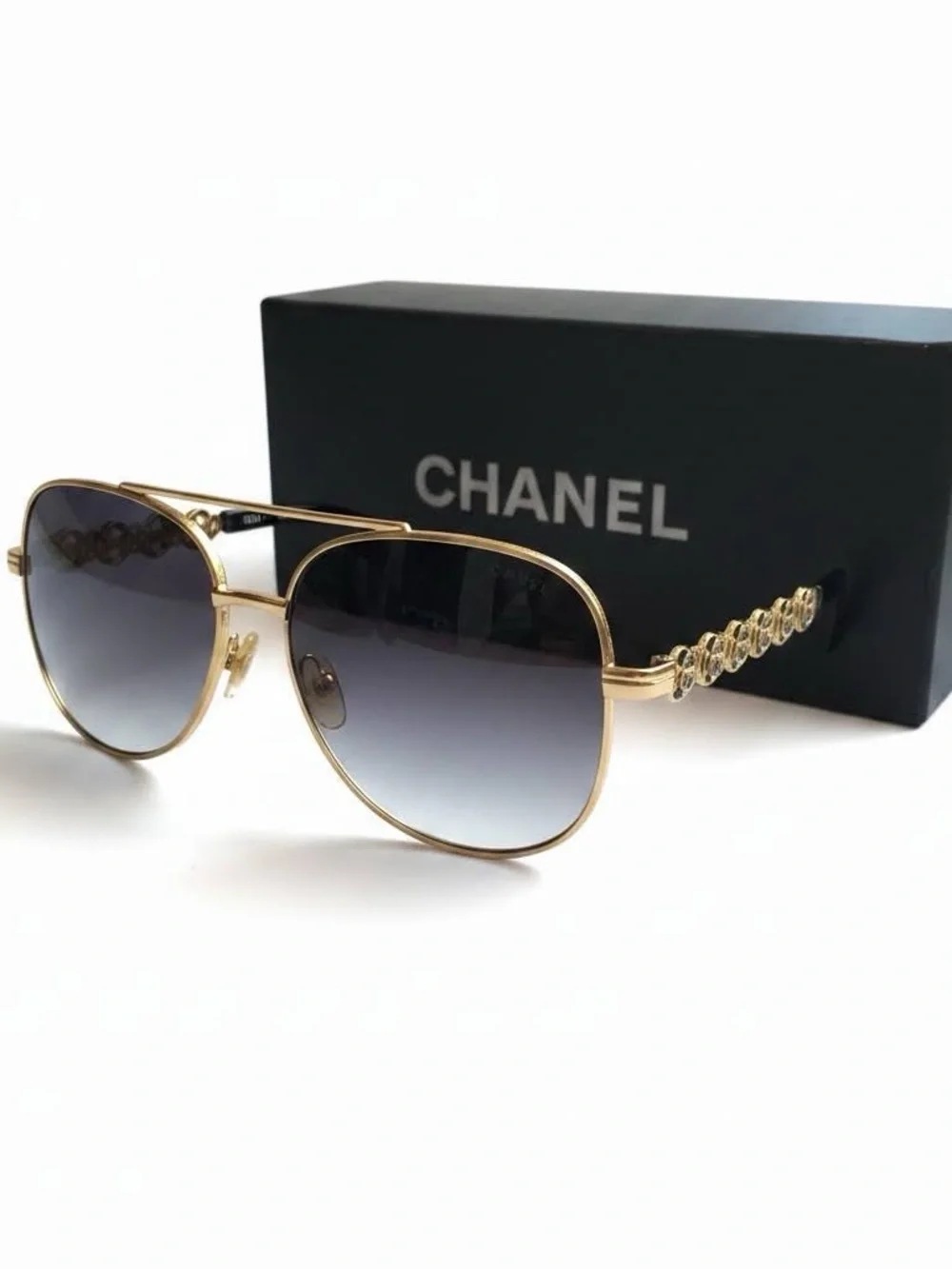 🕶️ Gold-Tone Aviator Sunglasses with Chain Detail 🕶️